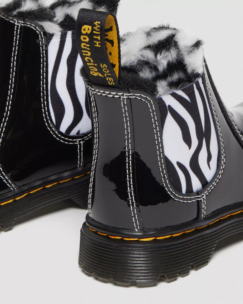DR MARTENS 2976 Leonore T Black Patent Lamper