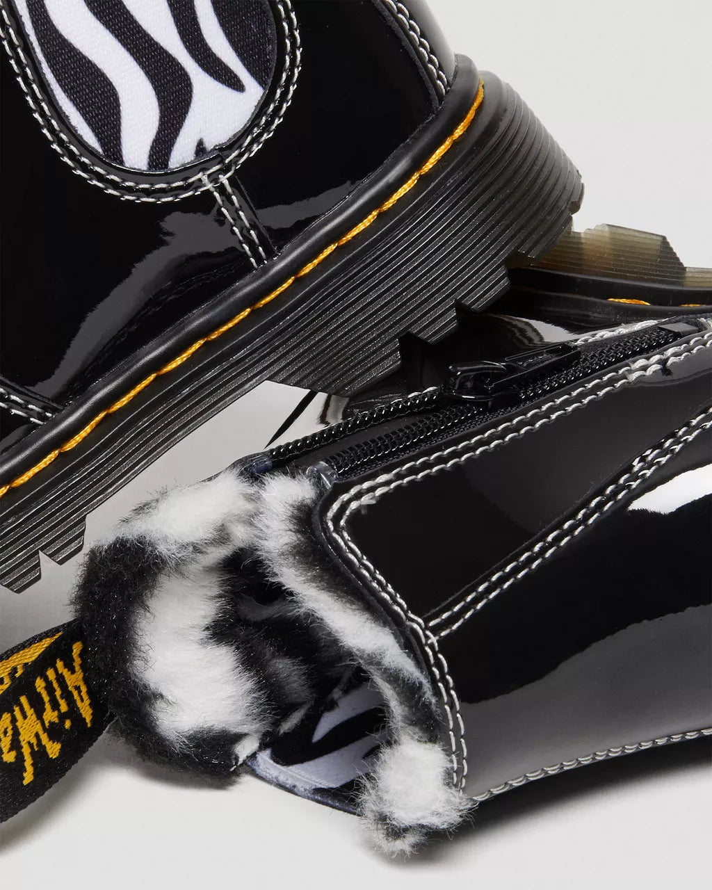 DR MARTENS 2976 Leonore T Black Patent Lamper